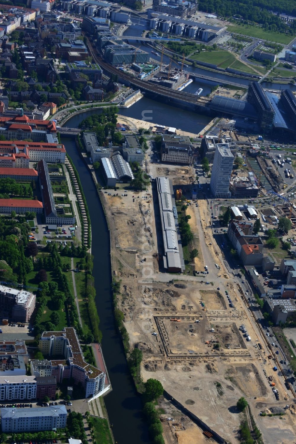 Aerial photograph Berlin - Construction activities on the development area Europacity at Heidestrasse in the district of Moabit in Berlin - Mitte. The land on the banks of the river Spree is location for the developement of a modern urban district with residential housing, office buildings and space for art and retail. Main owner of the land in the project area are CA Immo Germany, the German Bahn AG and the State of Berlin