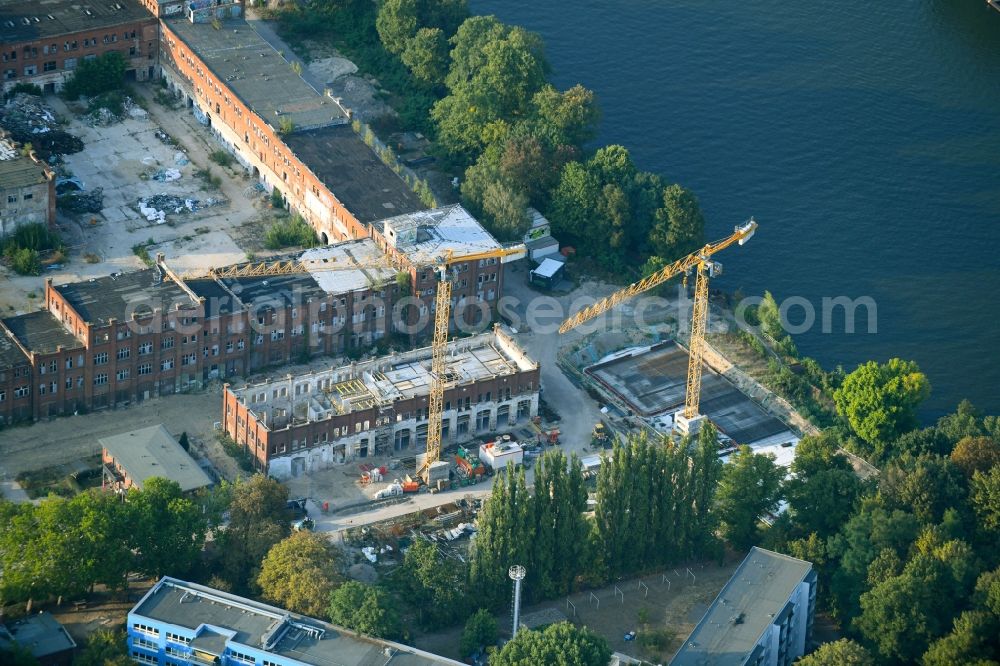 Berlin from above - Reconstruction and expansion - construction site of the buildings and halls of the old REWATEX laundry in the district of Spindlersfeld in Berlin, Germany. The Kanton Property development company mbH is building new apartments on the site with the Wasserstadt Spindlersfeld on the listed area