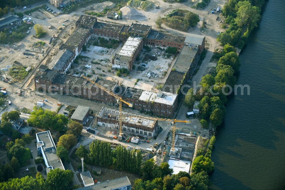 Berlin from the bird's eye view: Reconstruction and expansion - construction site of the buildings and halls of the old REWATEX laundry in the district of Spindlersfeld in Berlin, Germany. The Kanton Property development company mbH is building new apartments on the site with the Wasserstadt Spindlersfeld on the listed area