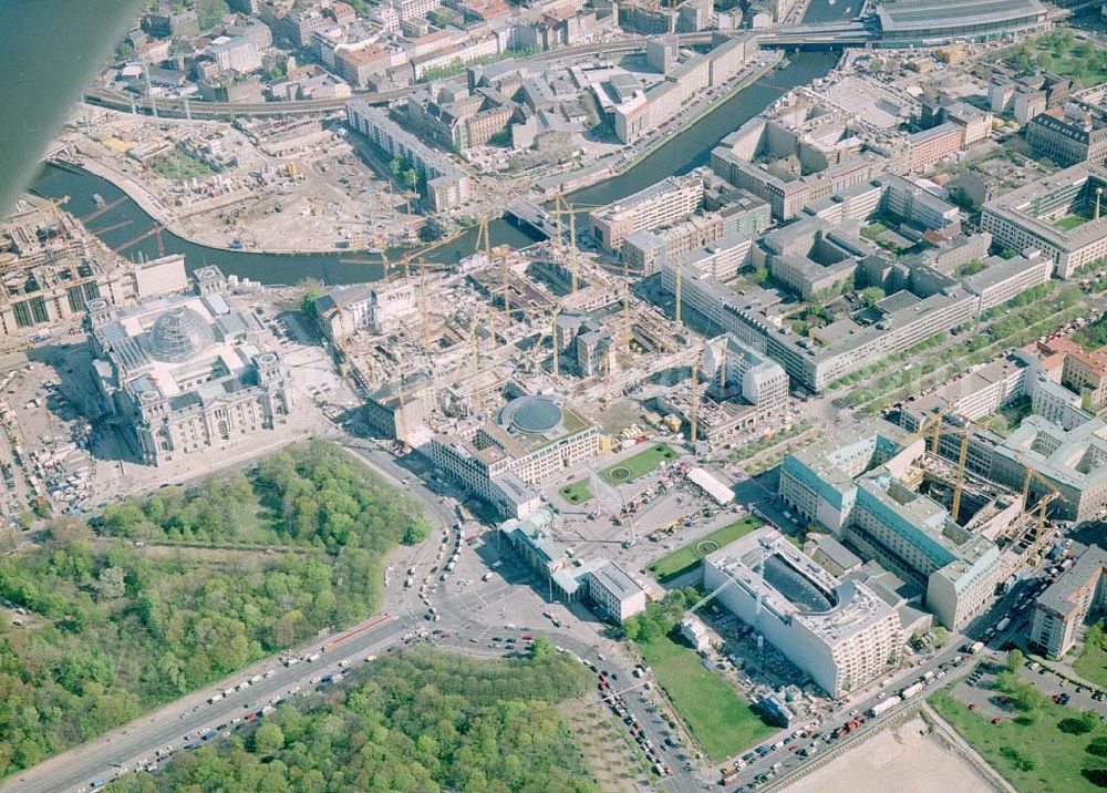 Berlin - Tiergarten from above - Baugeschehen am Pariser Platz in Berlin-Tiergarten.