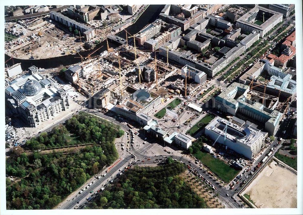 Berlin - Tiergarten from the bird's eye view: Baugeschehen am Pariser Platz in Berlin-Tiergarten.