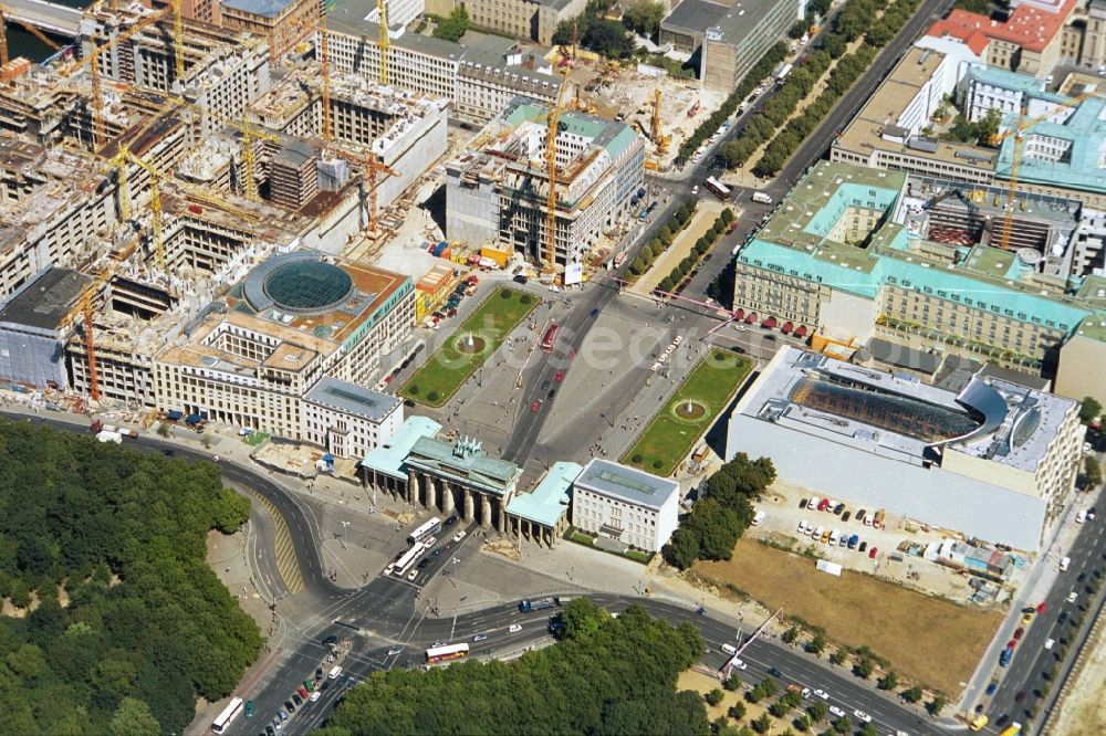 Berlin Mitte from the bird's eye view: View the construction work on the Pariser Platz and the Brandenburg Gate in Berlin Mitte