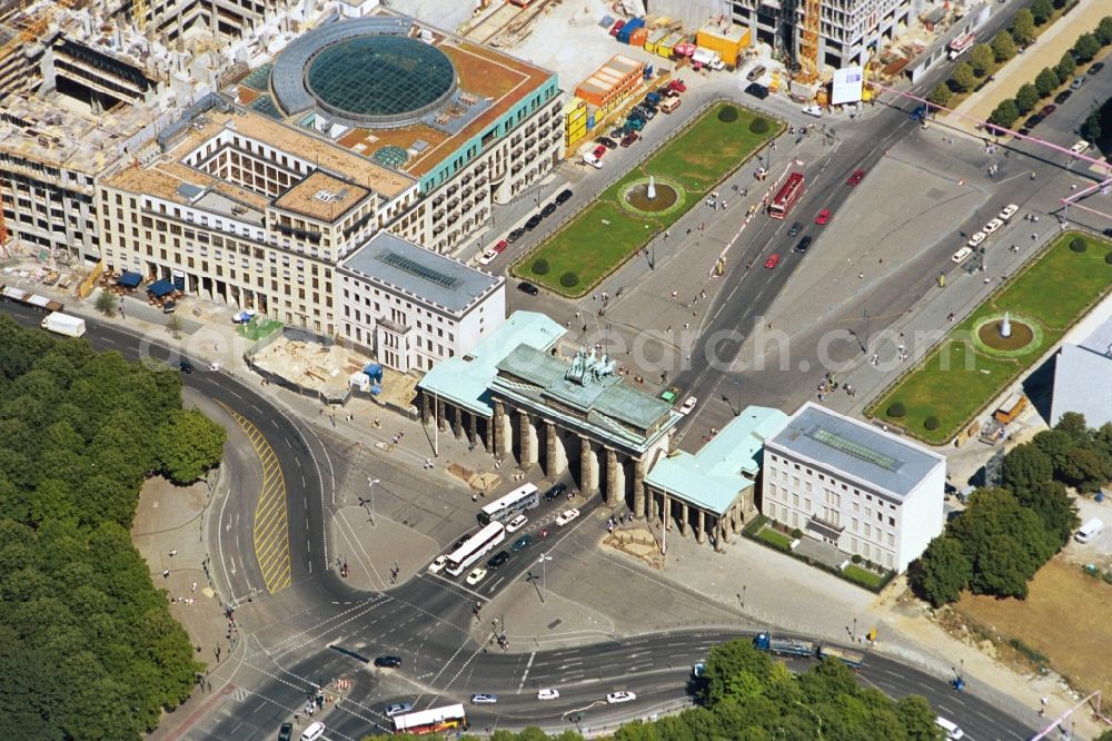 Aerial image Berlin Mitte - View the construction work on the Pariser Platz and the Brandenburg Gate in Berlin Mitte