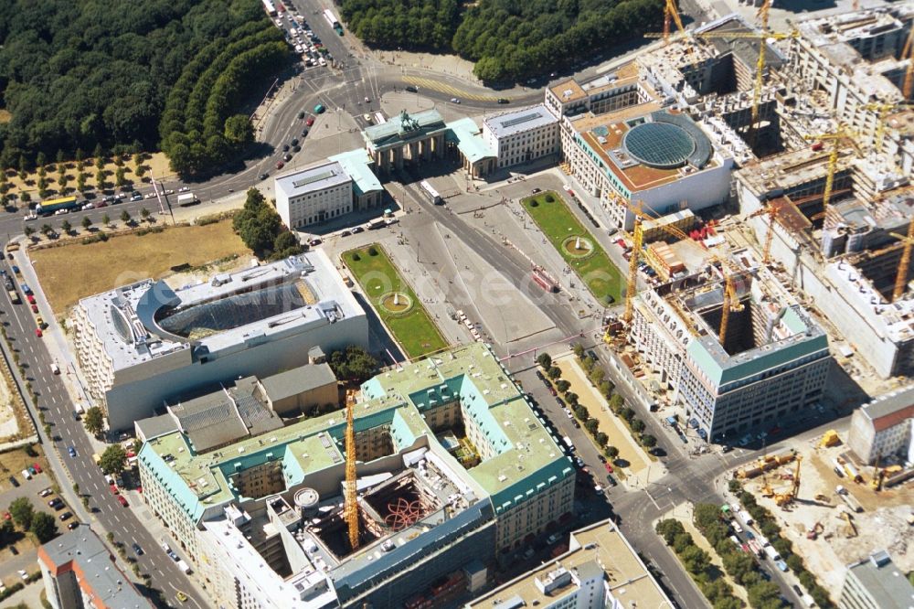 Aerial photograph Berlin Mitte - View the construction work on the Pariser Platz and the Brandenburg Gate in Berlin Mitte