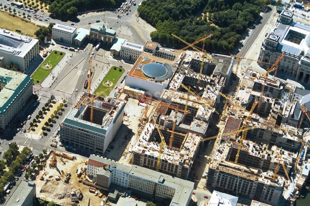 Berlin Mitte from the bird's eye view: View the construction work on the Pariser Platz and the Brandenburg Gate in Berlin Mitte