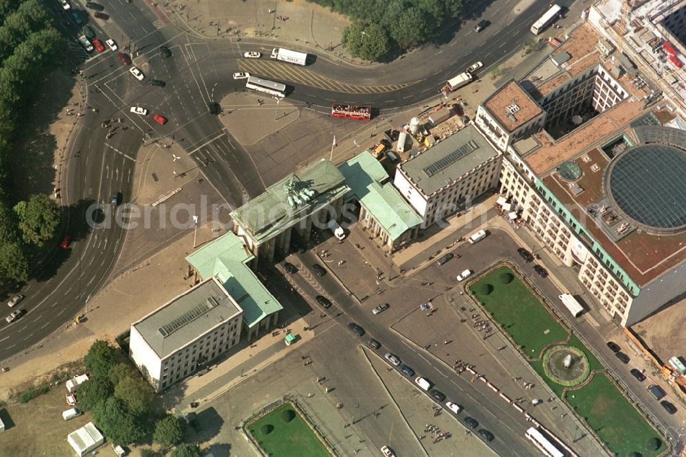 Berlin Mitte from the bird's eye view: View the construction work on the Pariser Platz and the Brandenburg Gate in Berlin Mitte