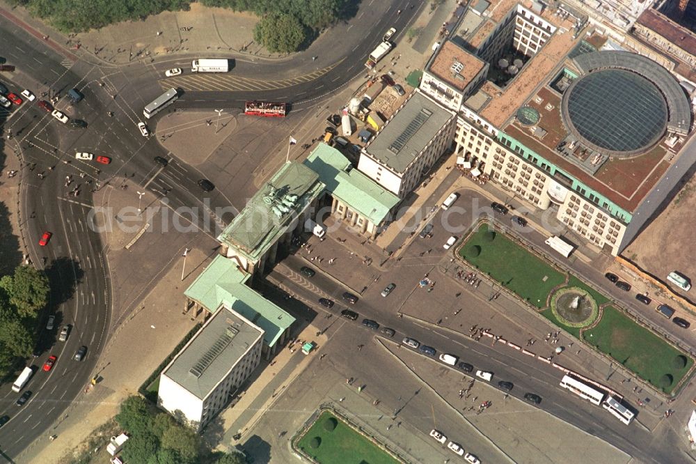 Aerial image Berlin Mitte - View the construction work on the Pariser Platz and the Brandenburg Gate in Berlin Mitte