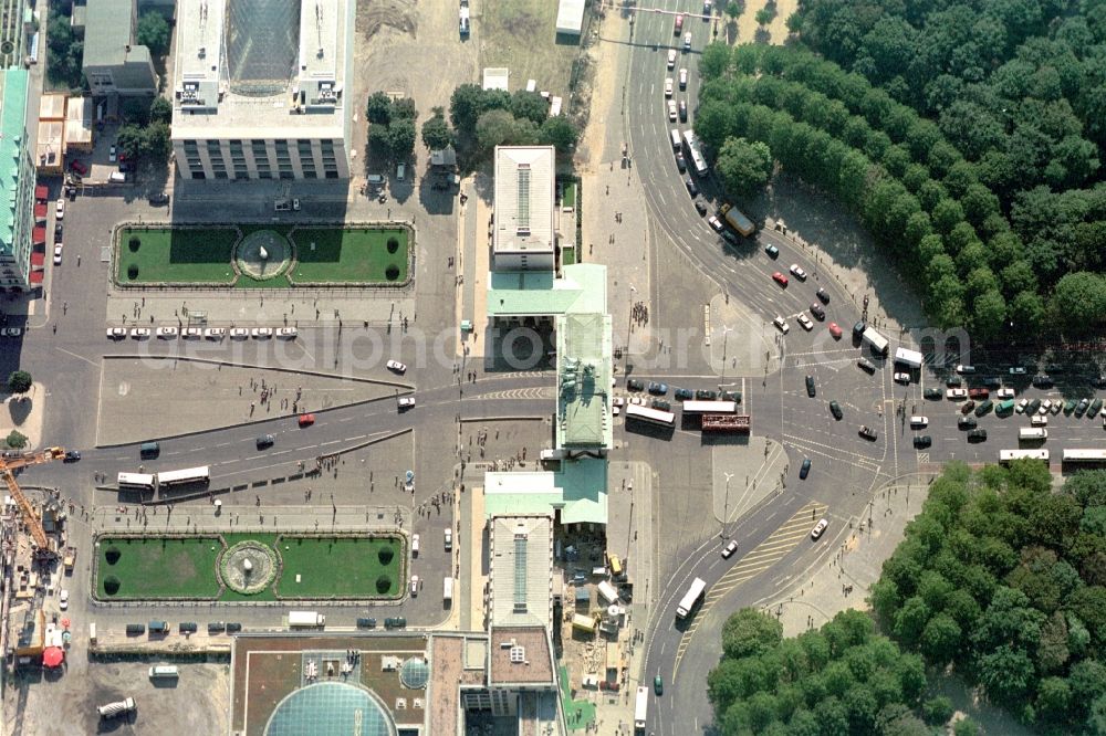 Aerial photograph Berlin Mitte - View the construction work on the Pariser Platz and the Brandenburg Gate in Berlin Mitte