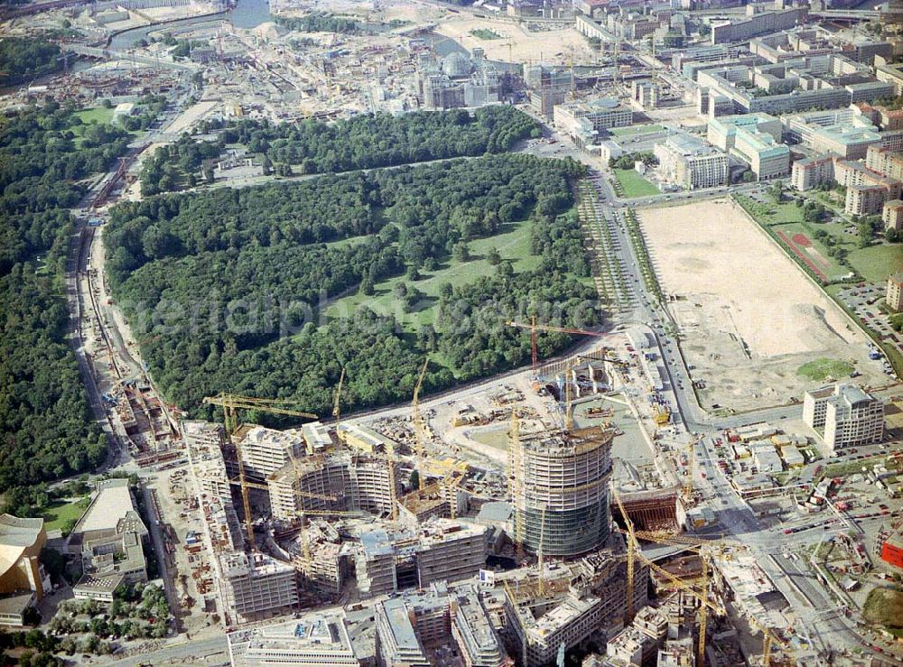 Aerial photograph Berlin - Tiergarten - Baugeschehen am Sony-Center auf dem Potsdamer Platz in Berlin-Tiergarten.