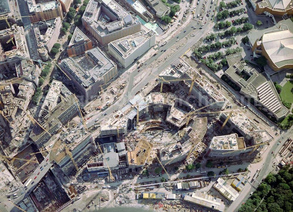 Aerial photograph Berlin-Tiergarten - Baugeschehen am Sony-Center auf dem Potsdamer Platz in Berlin-Tiergarten.