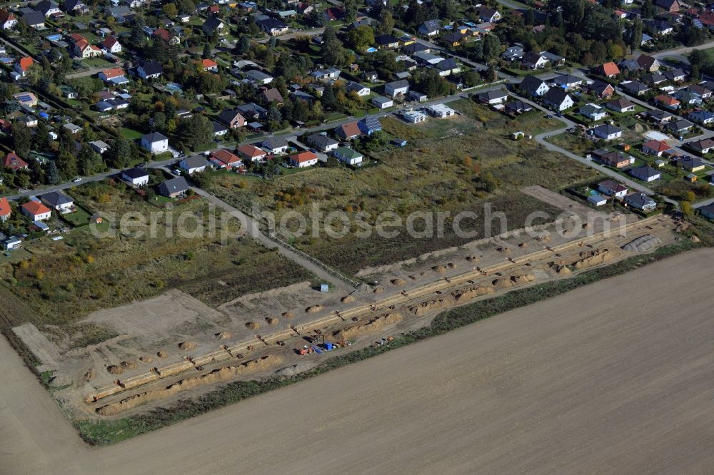 Stienitzaue from above - Construction site and works in the South of the residential settlement in Stienitzaue in the state of Brandenburg. The residential area is surrounded by agricultural fields and consists mainly of single family houses with gardens