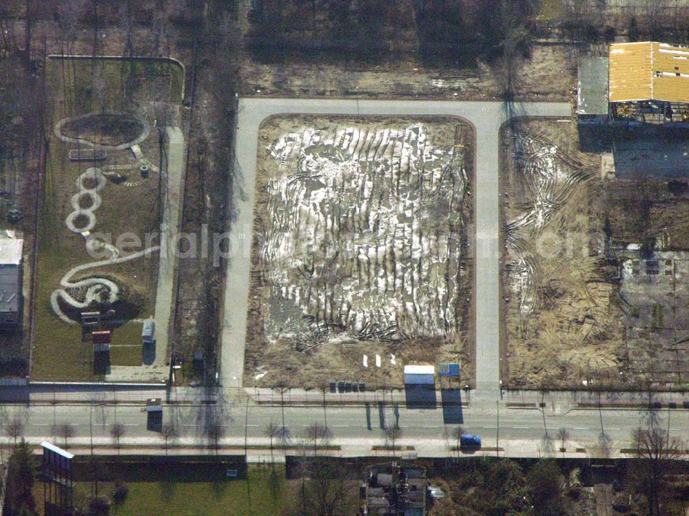 Aerial photograph Berlin - Lichtenberg - Blick auf die erschlossenen Baugrundstücke der Bornitz-Viertels an der Bornitz Straße in Berlin Lichtenberg. Ein Projekt der First Home Wohnbau GmbH Lietzenburger Straße 72 10719 Berlin Fon: 030/ 88 71 09 88-0 Fax: 030/ 88 71 09 88-1 info@firsthome.de