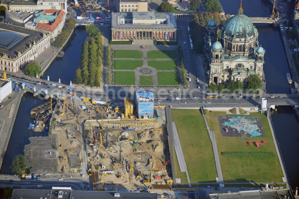 Berlin from the bird's eye view: View at the ground preparation for the planned Berlin castle - Humboldt Forum on the grounds of the former city castle in the district Mitte in Berlin. Executing enterprise is the company Bilfinger Berger SE