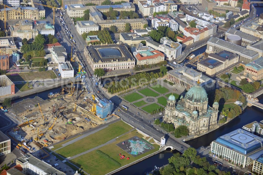 Aerial image Berlin - View at the ground preparation for the planned Berlin castle - Humboldt Forum on the grounds of the former city castle in the district Mitte in Berlin. Executing enterprise is the company Bilfinger Berger SE