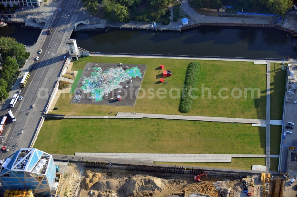 Aerial image Berlin - View at the ground preparation for the planned Berlin castle - Humboldt Forum on the grounds of the former city castle in the district Mitte in Berlin. Executing enterprise is the company Bilfinger Berger SE