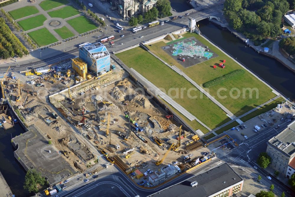 Aerial photograph Berlin - View at the ground preparation for the planned Berlin castle - Humboldt Forum on the grounds of the former city castle in the district Mitte in Berlin. Executing enterprise is the company Bilfinger Berger SE