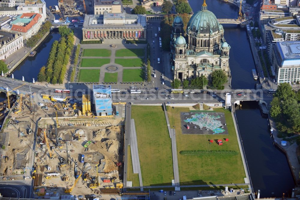 Berlin from the bird's eye view: View at the ground preparation for the planned Berlin castle - Humboldt Forum on the grounds of the former city castle in the district Mitte in Berlin. Executing enterprise is the company Bilfinger Berger SE