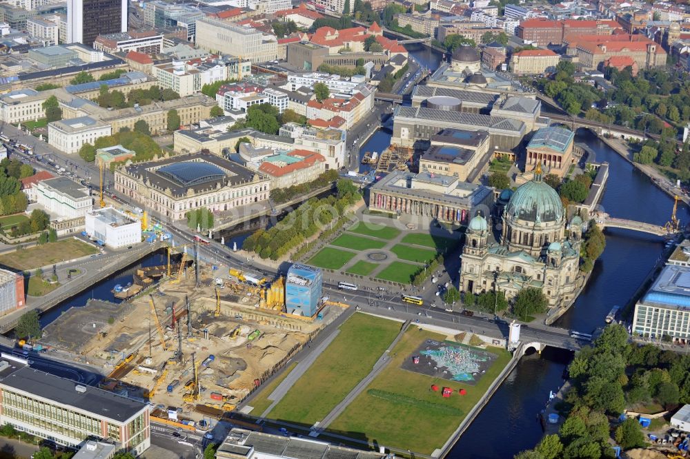 Aerial image Berlin - View at the ground preparation for the planned Berlin castle - Humboldt Forum on the grounds of the former city castle in the district Mitte in Berlin. Executing enterprise is the company Bilfinger Berger SE