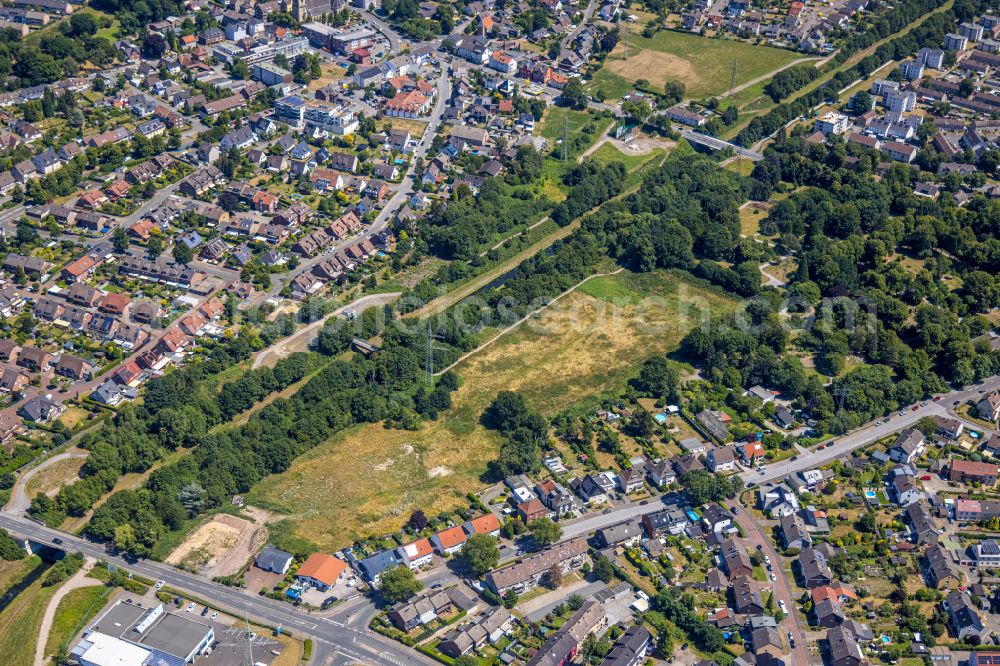 Castrop-Rauxel from above - Development area and building land fallow with a park at the Friedhof Habinghorst on street Heerstrasse in the district Habinghorst in Castrop-Rauxel at Ruhrgebiet in the state North Rhine-Westphalia, Germany