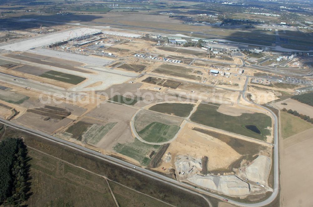 Aerial image Schönefeld - Blick auf Baulogistik- Bereiche am Neubaufeld zum Flughafen Berlin-Schönefeld BBI (SXF) Ausführende Firmen: Hochtief AG; EUROVIA Beton; PORR; BERGER Bau; Kark Weiss; Matthai; Schäler Bau Berlin GmbH; STRABAG; MAX BÖGL