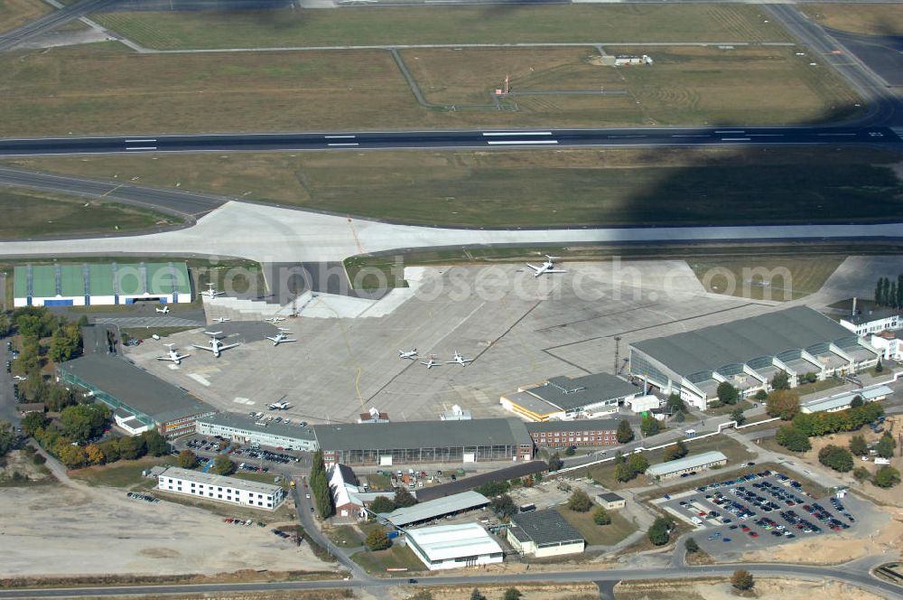 Schönefeld from the bird's eye view: Blick auf Baulogistik- Bereiche am Neubaufeld zum Flughafen Berlin-Schönefeld BBI (SXF) Ausführende Firmen: Hochtief AG; EUROVIA Beton; PORR; BERGER Bau; Kark Weiss; Matthai; Schäler Bau Berlin GmbH; STRABAG; MAX BÖGL