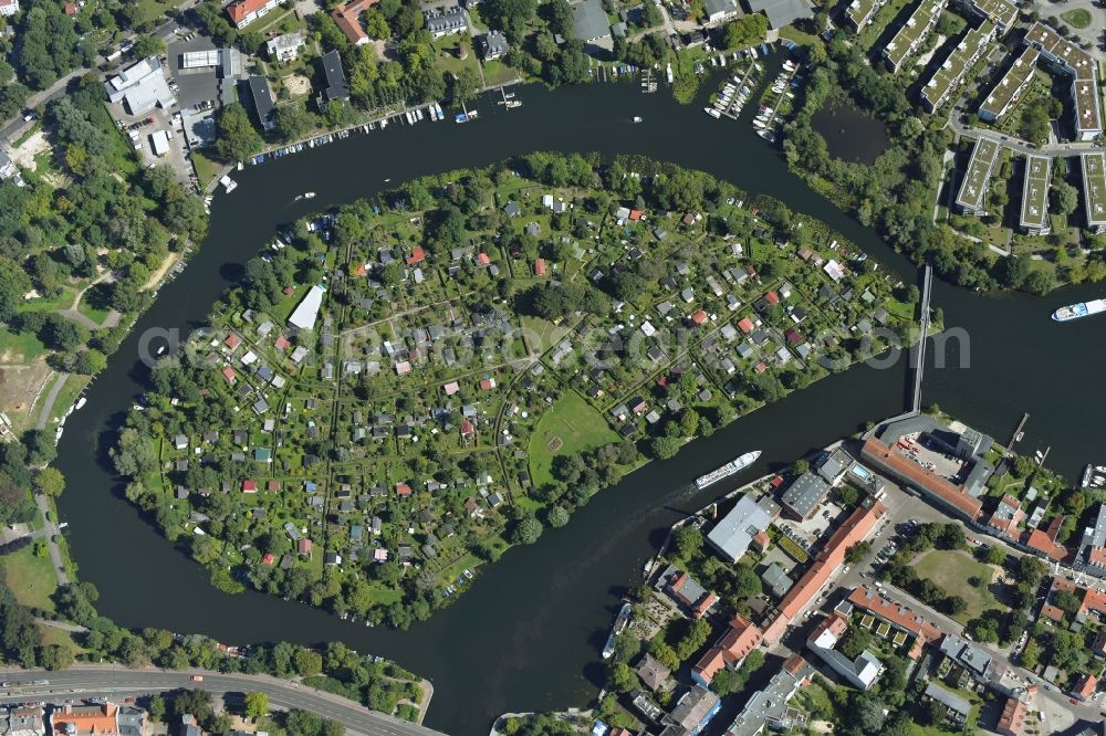 Aerial image Berlin - The garden Baumgarteninsel on the banks of the river course of the River Spree in Berlin, Treptow-Koepenick