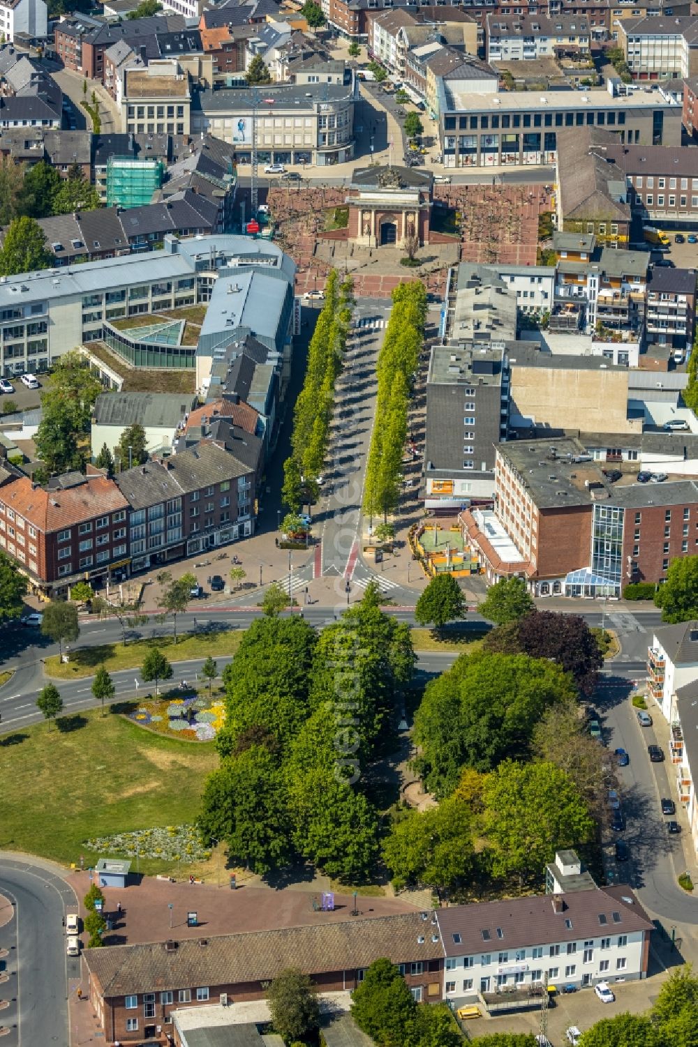 Wesel from above - Row of trees on Wilhelmstrasse in the district Blumenkamp in Wesel in the state North Rhine-Westphalia, Germany