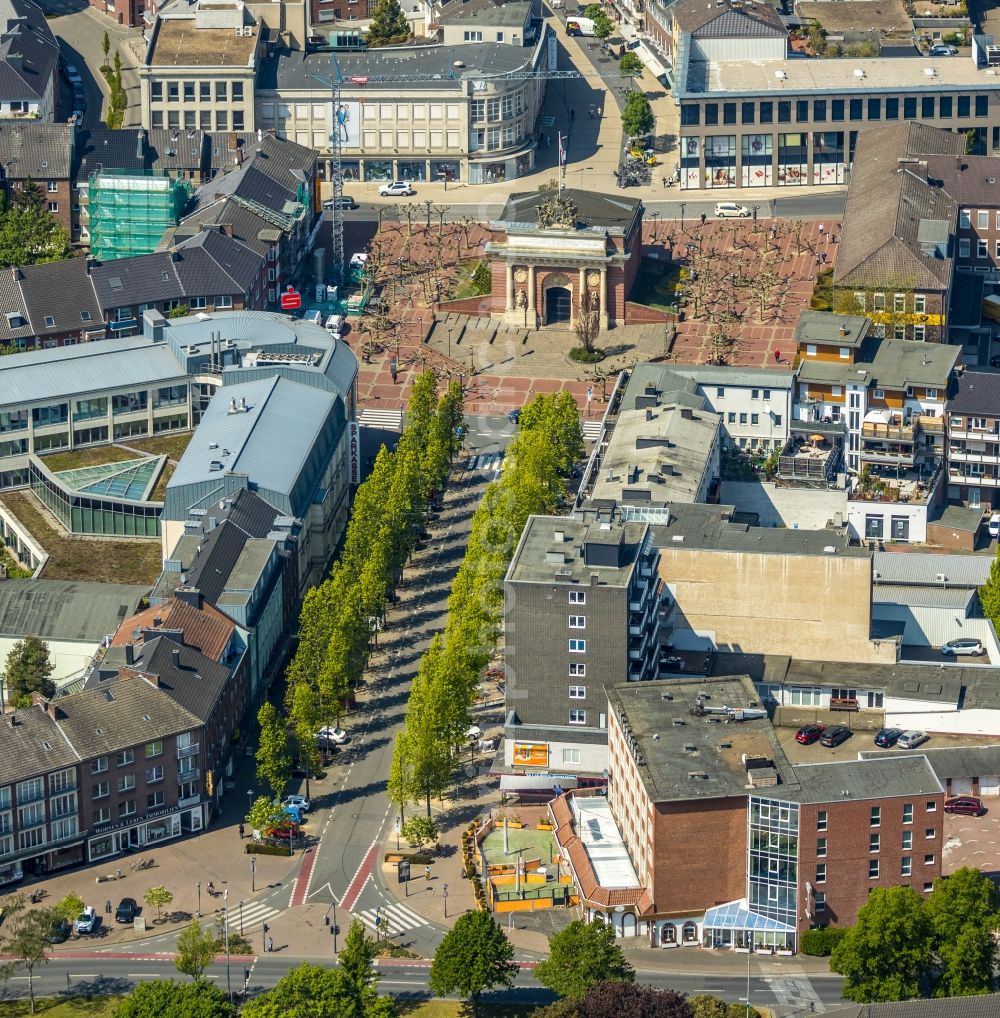 Wesel from the bird's eye view: Row of trees on Wilhelmstrasse in the district Blumenkamp in Wesel in the state North Rhine-Westphalia, Germany