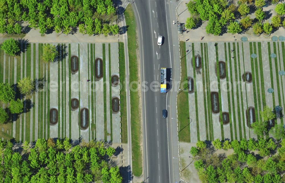 Aerial photograph Berlin Mitte - Landscape rows of trees on the forum at the chancellery in Berlin - Mitte