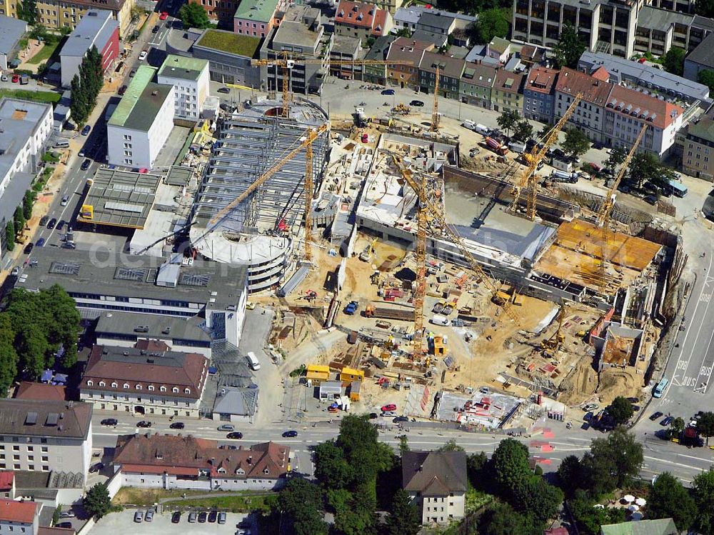 Passau from the bird's eye view: Blick auf das Stadtzentrum von Passau und die zentrale Umgestaltung durch das Bauprojekt Neue Mitte. Beteiligte Unternehmen u.a.: BAYERNAREAL Immobilien GmbH & Co. Bauträger KG, Ansprechpartner: Erwin Wendl, Neuburger Str. 76, 94032 Passau, Telefon 08 51/9 56 15 40, Telefax 08 51/5 11 60, E-Mail: info(at)bayernareal.de - Stadtwerke Passau GmbH, Ansprechpartner: Geschäftsführer Gottfried Weindler, Regensburger Str. 29, 94036 Passau, Telefon 08 51/5 60-0, Telefax 08 51/5 60-1 75