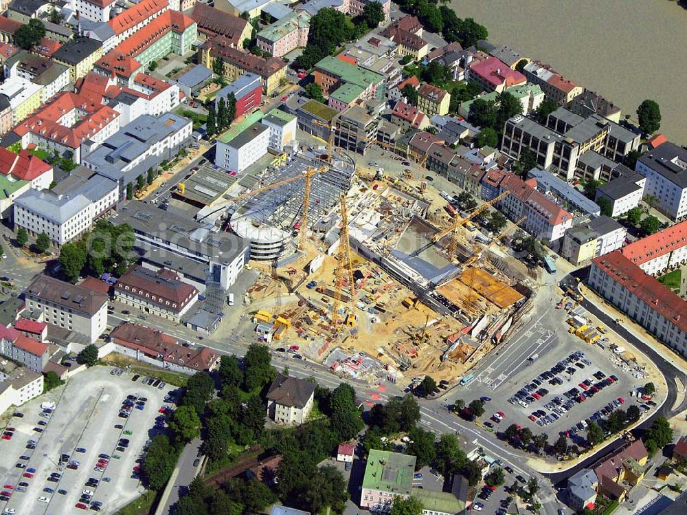 Aerial image Passau - Blick auf das Stadtzentrum von Passau und die zentrale Umgestaltung durch das Bauprojekt Neue Mitte. Beteiligte Unternehmen u.a.: BAYERNAREAL Immobilien GmbH & Co. Bauträger KG, Ansprechpartner: Erwin Wendl, Neuburger Str. 76, 94032 Passau, Telefon 08 51/9 56 15 40, Telefax 08 51/5 11 60, E-Mail: info(at)bayernareal.de - Stadtwerke Passau GmbH, Ansprechpartner: Geschäftsführer Gottfried Weindler, Regensburger Str. 29, 94036 Passau, Telefon 08 51/5 60-0, Telefax 08 51/5 60-1 75