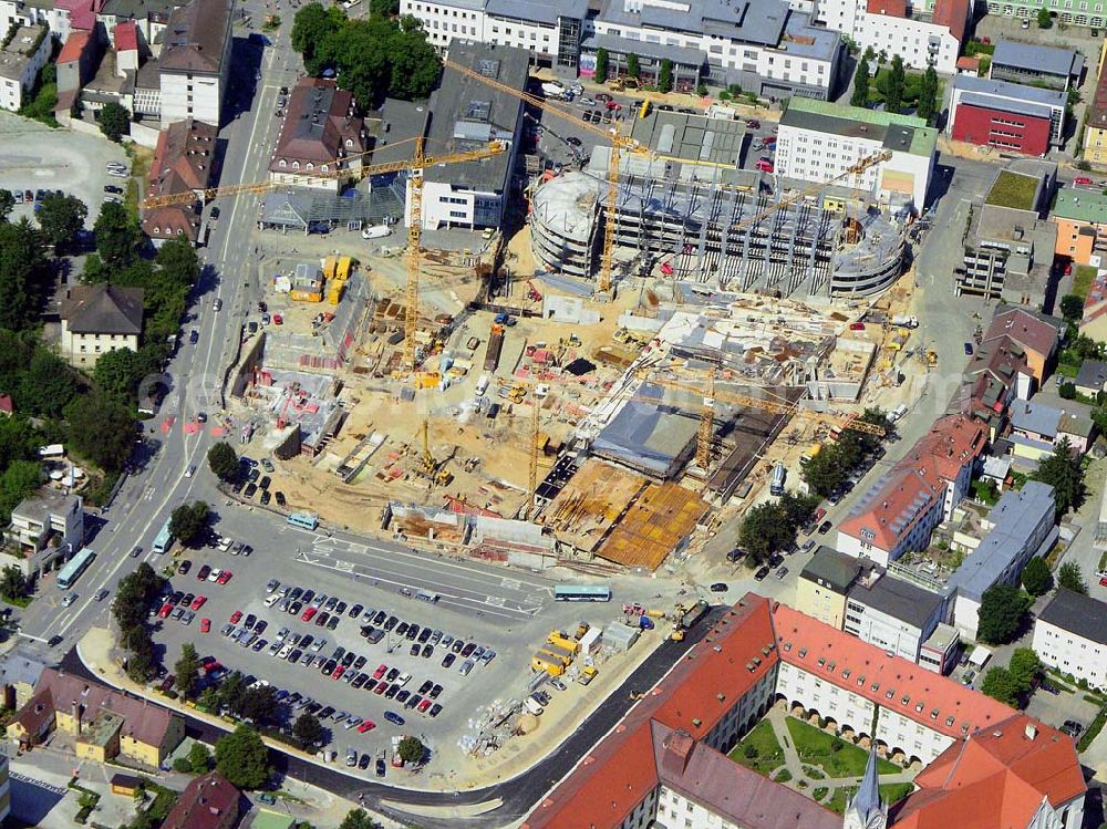 Aerial photograph Passau - Blick auf das Stadtzentrum von Passau und die zentrale Umgestaltung durch das Bauprojekt Neue Mitte. Beteiligte Unternehmen u.a.: BAYERNAREAL Immobilien GmbH & Co. Bauträger KG, Ansprechpartner: Erwin Wendl, Neuburger Str. 76, 94032 Passau, Telefon 08 51/9 56 15 40, Telefax 08 51/5 11 60, E-Mail: info(at)bayernareal.de - Stadtwerke Passau GmbH, Ansprechpartner: Geschäftsführer Gottfried Weindler, Regensburger Str. 29, 94036 Passau, Telefon 08 51/5 60-0, Telefax 08 51/5 60-1 75