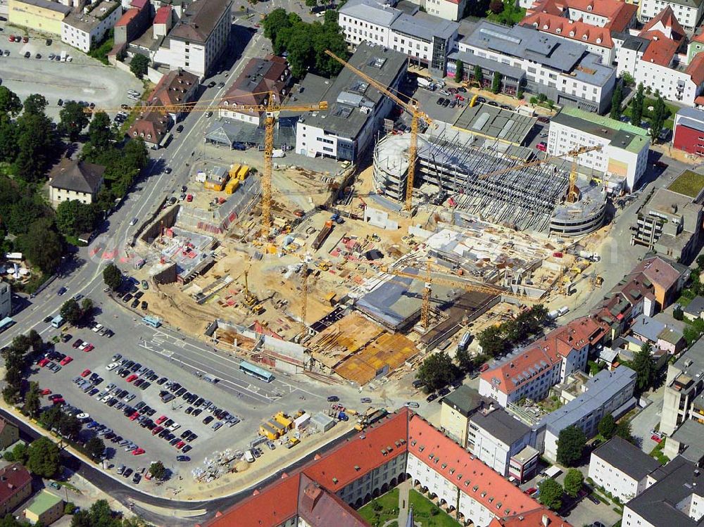 Passau from above - Blick auf das Stadtzentrum von Passau und die zentrale Umgestaltung durch das Bauprojekt Neue Mitte. Beteiligte Unternehmen u.a.: BAYERNAREAL Immobilien GmbH & Co. Bauträger KG, Ansprechpartner: Erwin Wendl, Neuburger Str. 76, 94032 Passau, Telefon 08 51/9 56 15 40, Telefax 08 51/5 11 60, E-Mail: info(at)bayernareal.de - Stadtwerke Passau GmbH, Ansprechpartner: Geschäftsführer Gottfried Weindler, Regensburger Str. 29, 94036 Passau, Telefon 08 51/5 60-0, Telefax 08 51/5 60-1 75