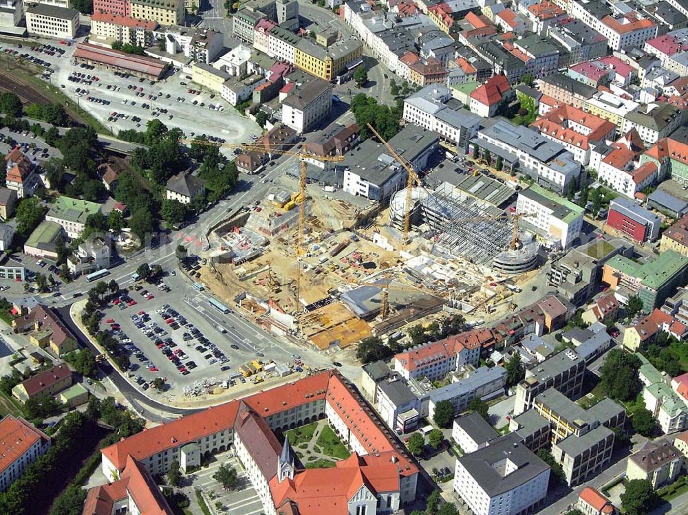 Passau from the bird's eye view: Blick auf das Stadtzentrum von Passau und die zentrale Umgestaltung durch das Bauprojekt Neue Mitte. Beteiligte Unternehmen u.a.: BAYERNAREAL Immobilien GmbH & Co. Bauträger KG, Ansprechpartner: Erwin Wendl, Neuburger Str. 76, 94032 Passau, Telefon 08 51/9 56 15 40, Telefax 08 51/5 11 60, E-Mail: info(at)bayernareal.de - Stadtwerke Passau GmbH, Ansprechpartner: Geschäftsführer Gottfried Weindler, Regensburger Str. 29, 94036 Passau, Telefon 08 51/5 60-0, Telefax 08 51/5 60-1 75