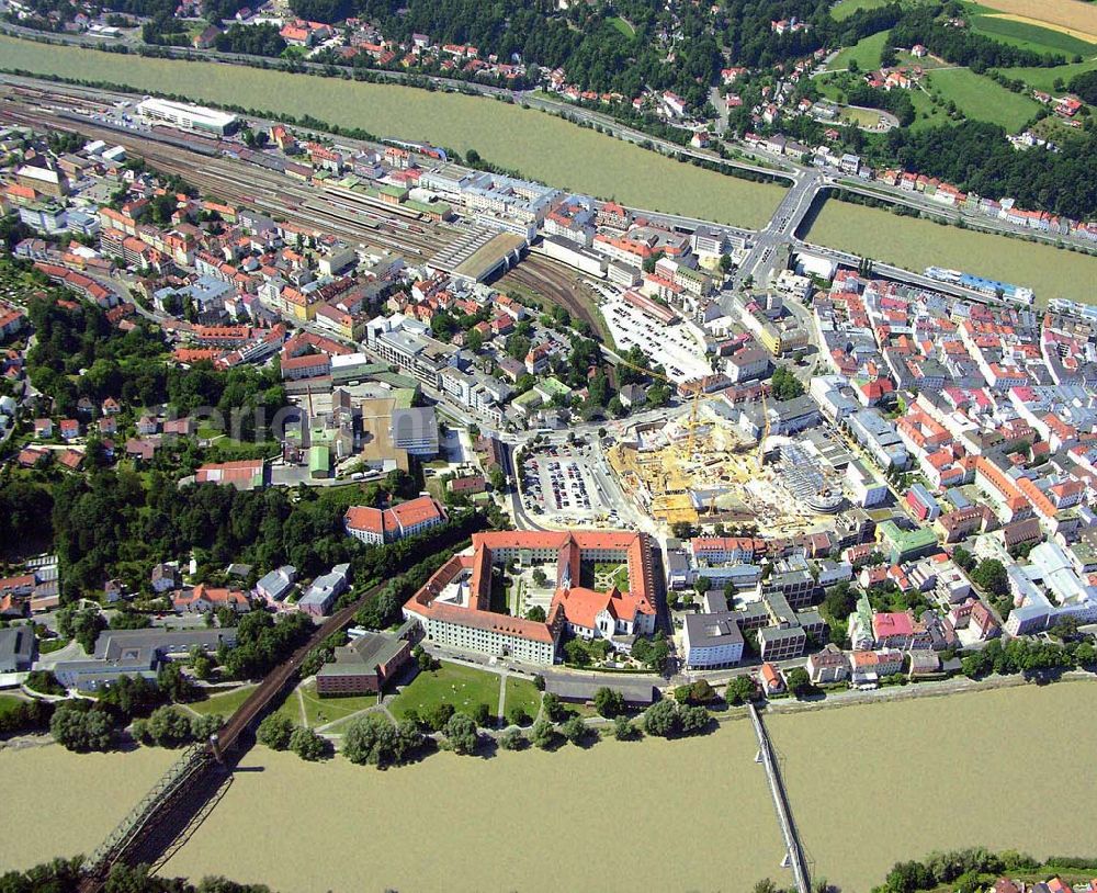 Aerial image Passau - Blick auf das Stadtzentrum und den Hauptbahnhof von Passau und die zentrale Umgestaltung durch das Bauprojekt Neue Mitte. Beteiligte Unternehmen u.a.: BAYERNAREAL Immobilien GmbH & Co. Bauträger KG Ansprechpartner: Erwin Wendl, Neuburger Str. 76, 94032 Passau, Telefon 08 51/9 56 15 40, Telefax 08 51/5 11 60, E-Mail: info(at)bayernareal.de - Stadtwerke Passau GmbH, Ansprechpartner: Geschäftsführer Gottfried Weindler, Regensburger Str. 29, 94036 Passau, Telefon 08 51/5 60-0, Telefax 08 51/5 60-1 75