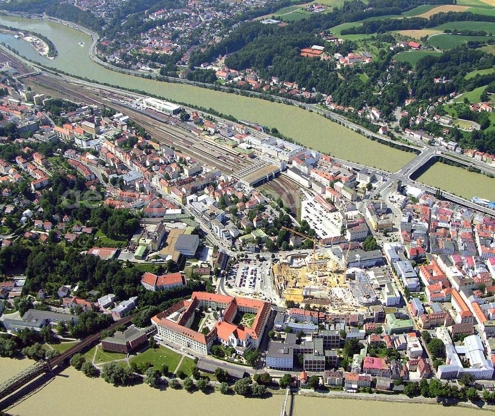 Aerial photograph Passau - Blick auf das Stadtzentrum und den Hauptbahnhof von Passau und die zentrale Umgestaltung durch das Bauprojekt Neue Mitte. Beteiligte Unternehmen u.a.: BAYERNAREAL Immobilien GmbH & Co. Bauträger KG Ansprechpartner: Erwin Wendl, Neuburger Str. 76, 94032 Passau, Telefon 08 51/9 56 15 40, Telefax 08 51/5 11 60, E-Mail: info(at)bayernareal.de - Stadtwerke Passau GmbH, Ansprechpartner: Geschäftsführer Gottfried Weindler, Regensburger Str. 29, 94036 Passau, Telefon 08 51/5 60-0, Telefax 08 51/5 60-1 75