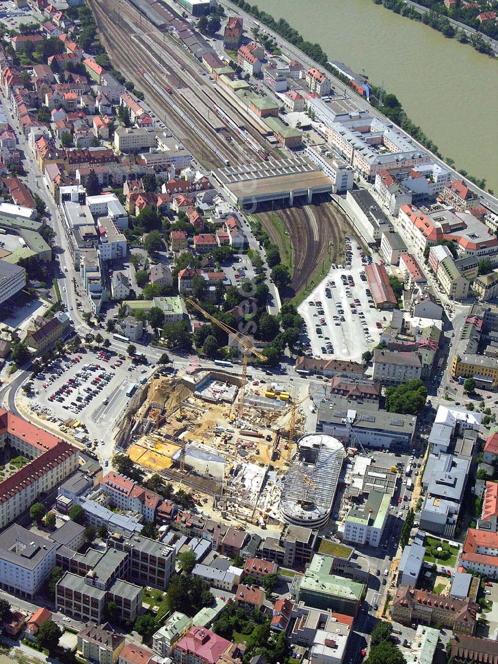 Passau from above - Blick auf das Stadtzentrum und den Hauptbahnhof von Passau und die zentrale Umgestaltung durch das Bauprojekt Neue Mitte. Beteiligte Unternehmen u.a.: BAYERNAREAL Immobilien GmbH & Co. Bauträger KG Ansprechpartner: Erwin Wendl, Neuburger Str. 76, 94032 Passau, Telefon 08 51/9 56 15 40, Telefax 08 51/5 11 60, E-Mail: info(at)bayernareal.de - Stadtwerke Passau GmbH, Ansprechpartner: Geschäftsführer Gottfried Weindler, Regensburger Str. 29, 94036 Passau, Telefon 08 51/5 60-0, Telefax 08 51/5 60-1 75