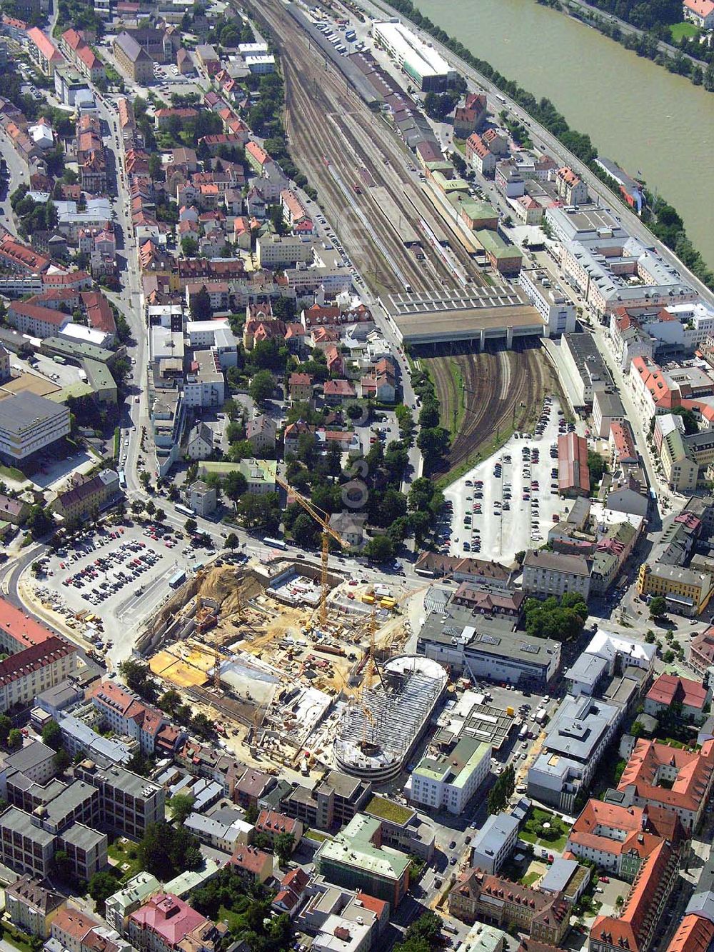 Passau from the bird's eye view: Blick auf das Stadtzentrum und den Hauptbahnhof von Passau und die zentrale Umgestaltung durch das Bauprojekt Neue Mitte. Beteiligte Unternehmen u.a.: BAYERNAREAL Immobilien GmbH & Co. Bauträger KG Ansprechpartner: Erwin Wendl, Neuburger Str. 76, 94032 Passau, Telefon 08 51/9 56 15 40, Telefax 08 51/5 11 60, E-Mail: info(at)bayernareal.de - Stadtwerke Passau GmbH, Ansprechpartner: Geschäftsführer Gottfried Weindler, Regensburger Str. 29, 94036 Passau, Telefon 08 51/5 60-0, Telefax 08 51/5 60-1 75