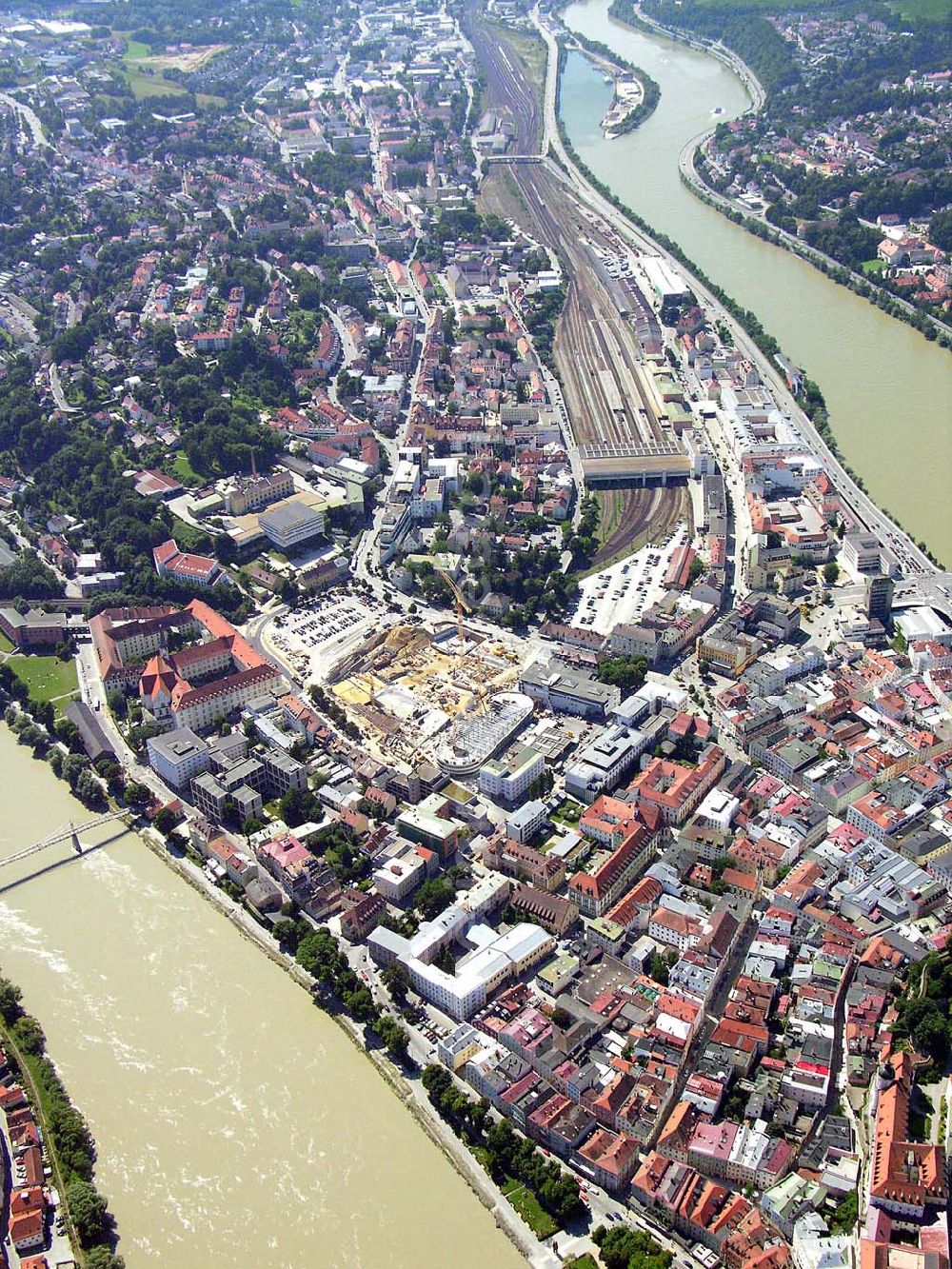 Aerial image Passau - Blick auf das Stadtzentrum und den Hauptbahnhof von Passau und die zentrale Umgestaltung durch das Bauprojekt Neue Mitte. Beteiligte Unternehmen u.a.: BAYERNAREAL Immobilien GmbH & Co. Bauträger KG Ansprechpartner: Erwin Wendl, Neuburger Str. 76, 94032 Passau, Telefon 08 51/9 56 15 40, Telefax 08 51/5 11 60, E-Mail: info(at)bayernareal.de - Stadtwerke Passau GmbH, Ansprechpartner: Geschäftsführer Gottfried Weindler, Regensburger Str. 29, 94036 Passau, Telefon 08 51/5 60-0, Telefax 08 51/5 60-1 75