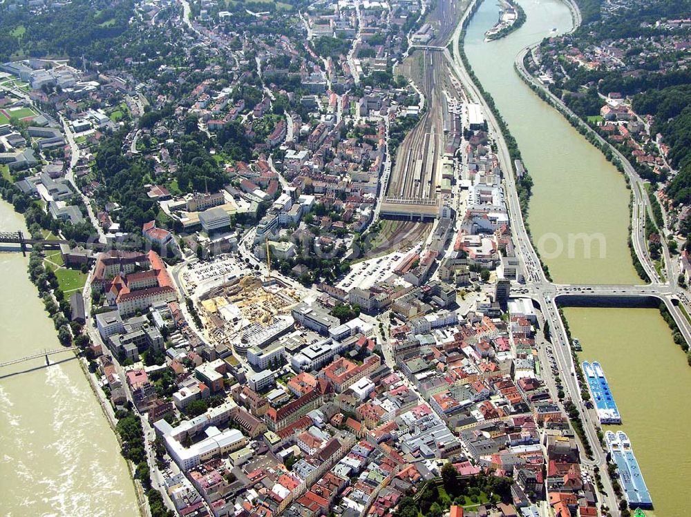 Aerial photograph Passau - Blick auf das Stadtzentrum und den Hauptbahnhof von Passau und die zentrale Umgestaltung durch das Bauprojekt Neue Mitte. Beteiligte Unternehmen u.a.: BAYERNAREAL Immobilien GmbH & Co. Bauträger KG Ansprechpartner: Erwin Wendl, Neuburger Str. 76, 94032 Passau, Telefon 08 51/9 56 15 40, Telefax 08 51/5 11 60, E-Mail: info(at)bayernareal.de - Stadtwerke Passau GmbH, Ansprechpartner: Geschäftsführer Gottfried Weindler, Regensburger Str. 29, 94036 Passau, Telefon 08 51/5 60-0, Telefax 08 51/5 60-1 75