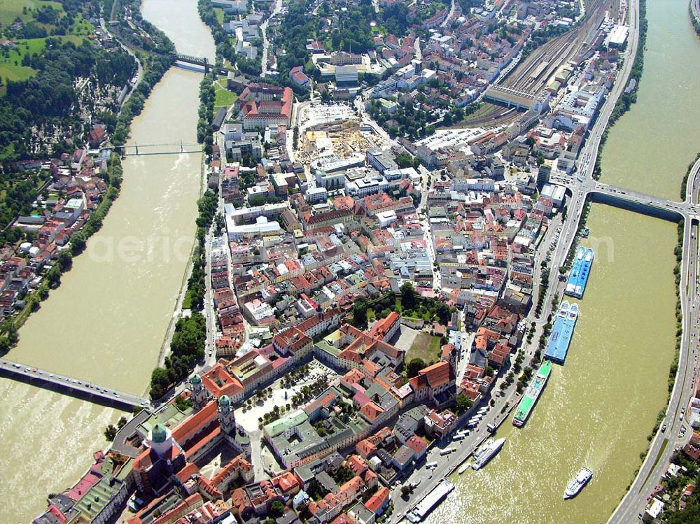 Passau from above - Blick auf das Stadtzentrum und den Hauptbahnhof von Passau und die zentrale Umgestaltung durch das Bauprojekt Neue Mitte. Beteiligte Unternehmen u.a.: BAYERNAREAL Immobilien GmbH & Co. Bauträger KG Ansprechpartner: Erwin Wendl, Neuburger Str. 76, 94032 Passau, Telefon 08 51/9 56 15 40, Telefax 08 51/5 11 60, E-Mail: info(at)bayernareal.de - Stadtwerke Passau GmbH, Ansprechpartner: Geschäftsführer Gottfried Weindler, Regensburger Str. 29, 94036 Passau, Telefon 08 51/5 60-0, Telefax 08 51/5 60-1 75