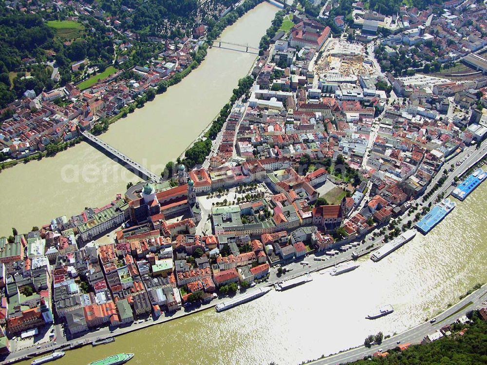 Passau from the bird's eye view: Blick auf das Stadtzentrum von Passau mit dem Stephansdom und die zentrale Umgestaltung durch das Bauprojekt Neue Mitte. Beteiligte Unternehmen u.a.: BAYERNAREAL Immobilien GmbH & Co. Bauträger KG Ansprechpartner: Erwin Wendl, Neuburger Str. 76, 94032 Passau, Telefon 08 51/9 56 15 40, Telefax 08 51/5 11 60, E-Mail: info(at)bayernareal.de - Stadtwerke Passau GmbH, Ansprechpartner: Geschäftsführer Gottfried Weindler, Regensburger Str. 29, 94036 Passau, Telefon 08 51/5 60-0, Telefax 08 51/5 60-1 75