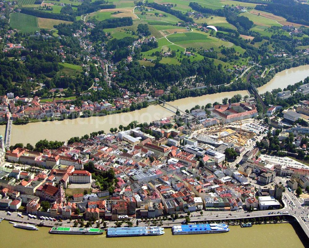 Aerial image Passau - Blick auf das Stadtzentrum von Passau und die zentrale Umgestaltung durch das Bauprojekt Neue Mitte. Beteiligte Unternehmen u.a.: BAYERNAREAL Immobilien GmbH & Co. Bauträger KG Ansprechpartner: Erwin Wendl, Neuburger Str. 76, 94032 Passau, Telefon 08 51/9 56 15 40, Telefax 08 51/5 11 60, E-Mail: info(at)bayernareal.de - Stadtwerke Passau GmbH, Ansprechpartner: Geschäftsführer Gottfried Weindler, Regensburger Str. 29, 94036 Passau, Telefon 08 51/5 60-0, Telefax 08 51/5 60-1 75