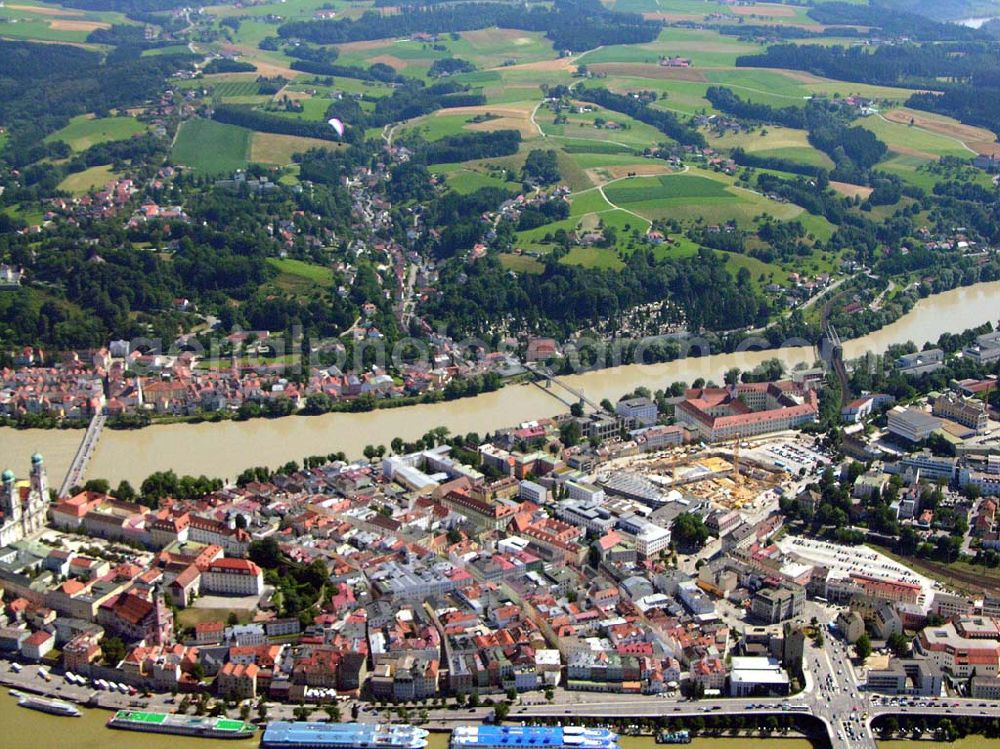 Aerial photograph Passau - Blick auf das Stadtzentrum von Passau und die zentrale Umgestaltung durch das Bauprojekt Neue Mitte. Beteiligte Unternehmen u.a.: BAYERNAREAL Immobilien GmbH & Co. Bauträger KG Ansprechpartner: Erwin Wendl, Neuburger Str. 76, 94032 Passau, Telefon 08 51/9 56 15 40, Telefax 08 51/5 11 60, E-Mail: info(at)bayernareal.de - Stadtwerke Passau GmbH, Ansprechpartner: Geschäftsführer Gottfried Weindler, Regensburger Str. 29, 94036 Passau, Telefon 08 51/5 60-0, Telefax 08 51/5 60-1 75