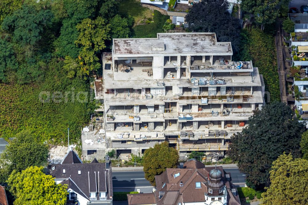 Mülheim an der Ruhr from the bird's eye view: Decaying ruin of construction site with inactive construction site for the new construction of a terrace house - residential building in Muelheim on the Ruhr at Ruhrgebiet in the state North Rhine-Westphalia, Germany