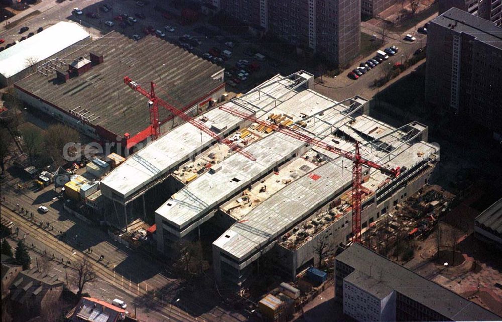 Berlin - Hohenschönhausen from the bird's eye view: Baus des Einkaufzentrums Storchenhof an der Leuenberger Straße