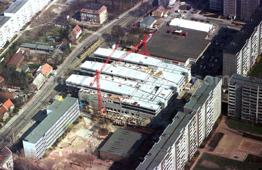 Aerial photograph Berlin - Hohenschönhausen - Baus des Einkaufzentrums Storchenhof an der Leuenberger Straße