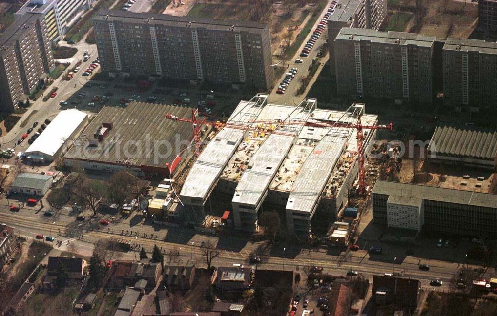 Berlin - Hohenschönhausen from the bird's eye view: Baus des Einkaufzentrums Storchenhof an der Leuenberger Straße