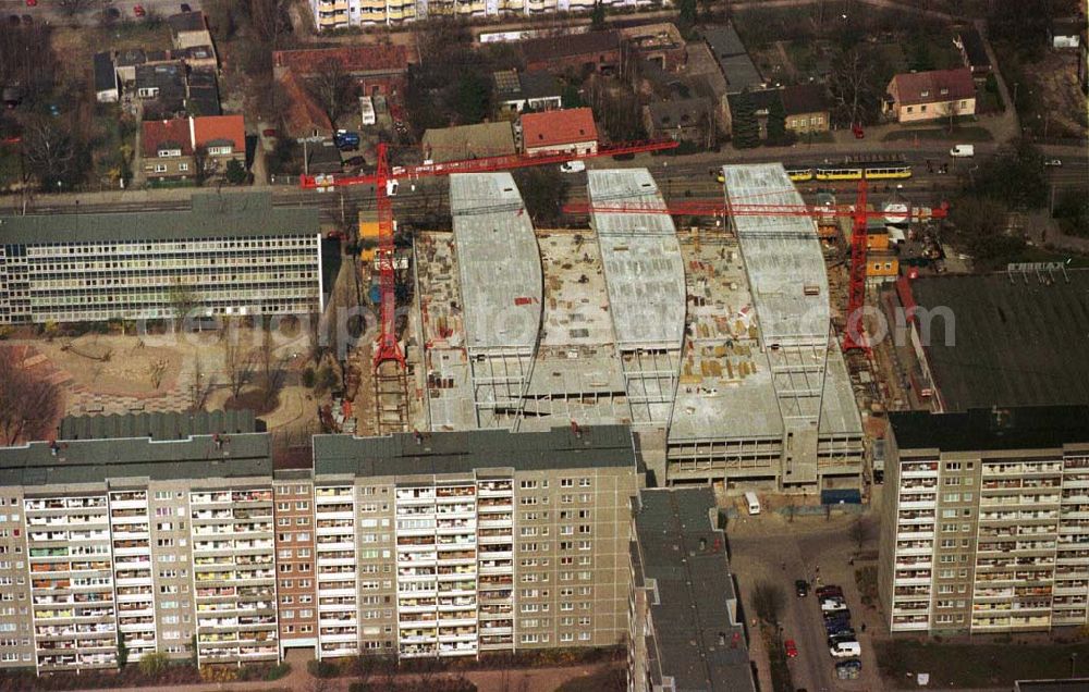 Aerial photograph Berlin - Hohenschönhausen - Baus des Einkaufzentrums Storchenhof an der Leuenberger Straße