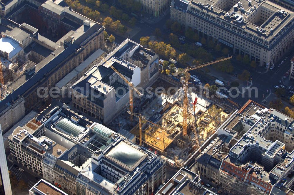 Aerial image Berlin - Der Blick in die 13 Meter tiefe und 75 mal 75 Meter große Baustellengrube des im Bau befindlichen Upper Eastside-Geschäfts-und Wohnhauses auf der Friedrichstraße/Ecke Unter den Linden. Hier soll ein achtgeschossiger Gebäude-Komplex mit Geschäften, Büros und Wohnungen, bis zum Jahr 2008 auf dem Areal entstehen. Investor ist die Münchner Meag (Munich Ergo Asset Management GmbH), die Vermögensverwalterin der Münchner Rückversicherung und der Ergo Versicherungsgruppe.